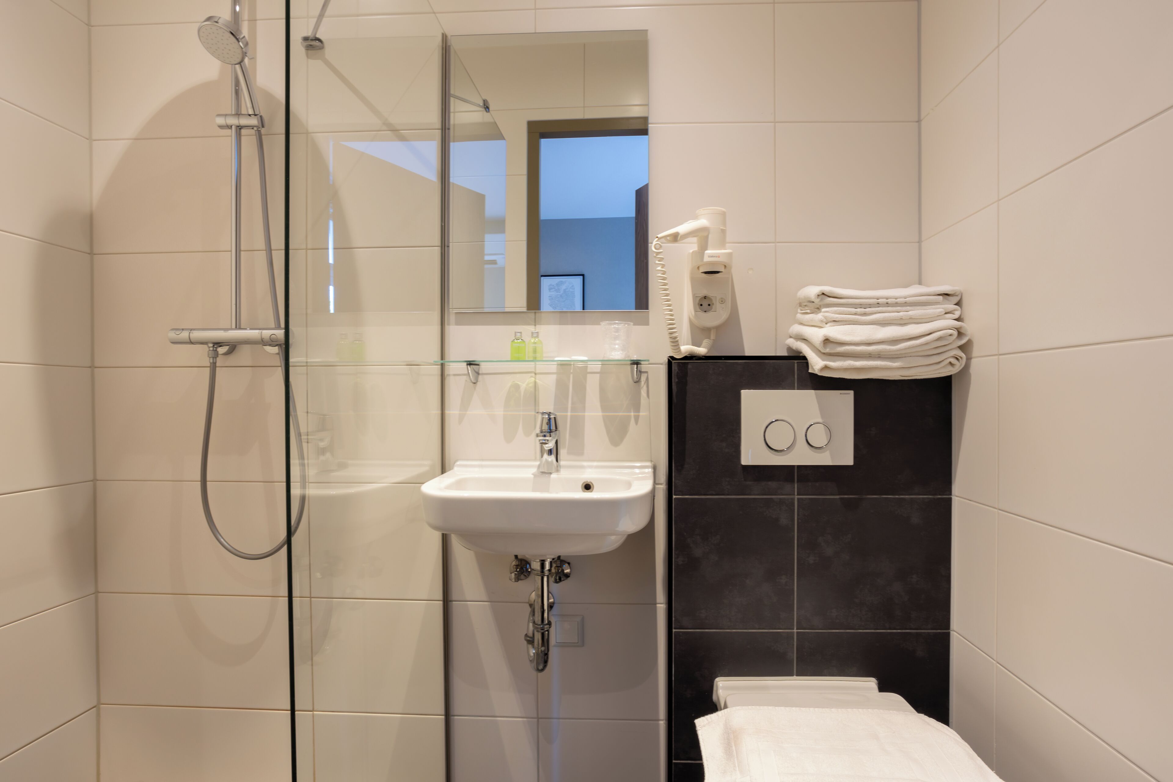 basic double room, 1 queen bed | bathroom | free toiletries, hair dryer, towels