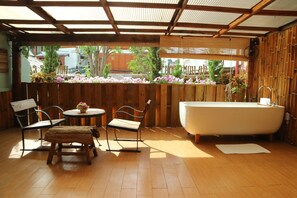 Kamar Keluarga, pemandangan kota | Brankas, tempat tidur lipat/tambahan, Wi-Fi gratis, dan seprai linen