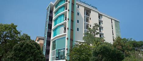 Voorkant accommodatie - avond/nacht