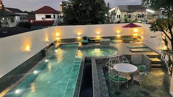 Una piscina al aire libre