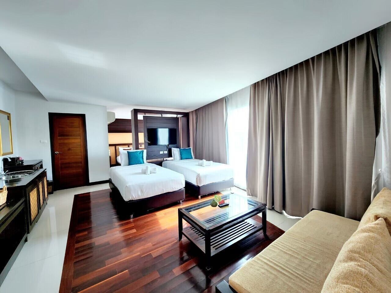 Sengetøy av topp kvalitet, safe på rommet og blendingsgardiner