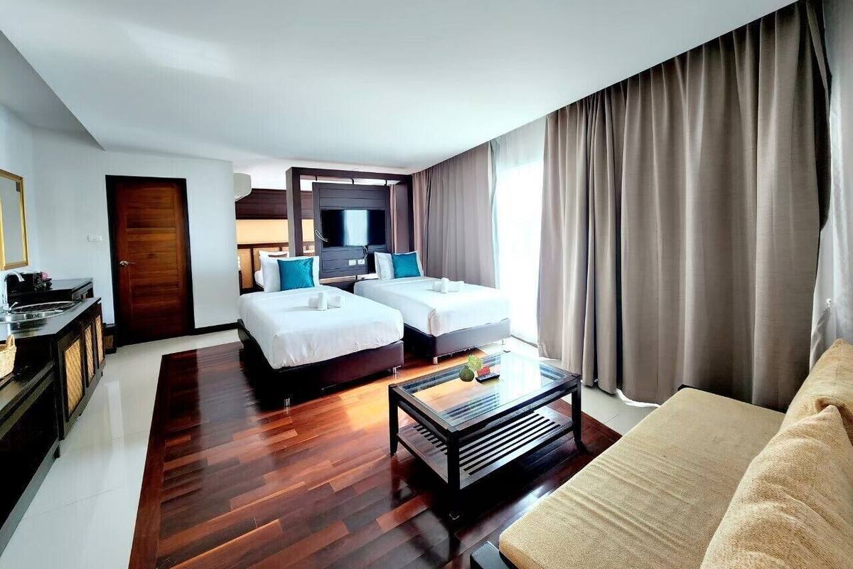 Premium bedding, in-room safe, blackout drapes, soundproofing