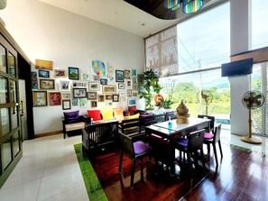 32-inch flat-screen TV with cable channels, TV - Nordwind Hotel (Chiang Mai)