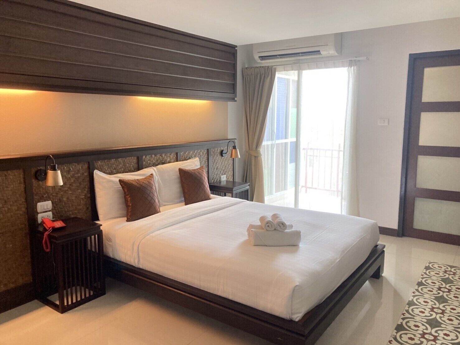 Sengetøy av topp kvalitet, safe på rommet og blendingsgardiner