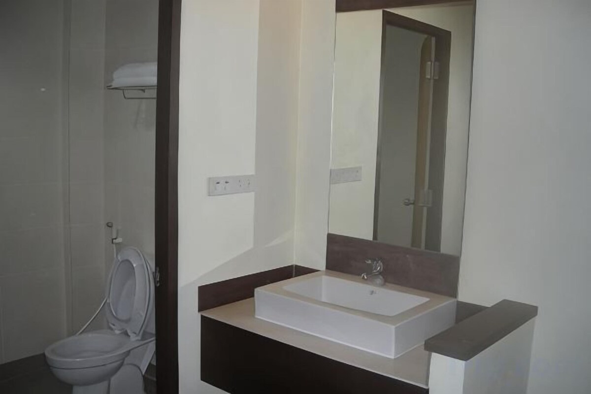 Bathroom | Shower, free toiletries, hair dryer (on request), towels