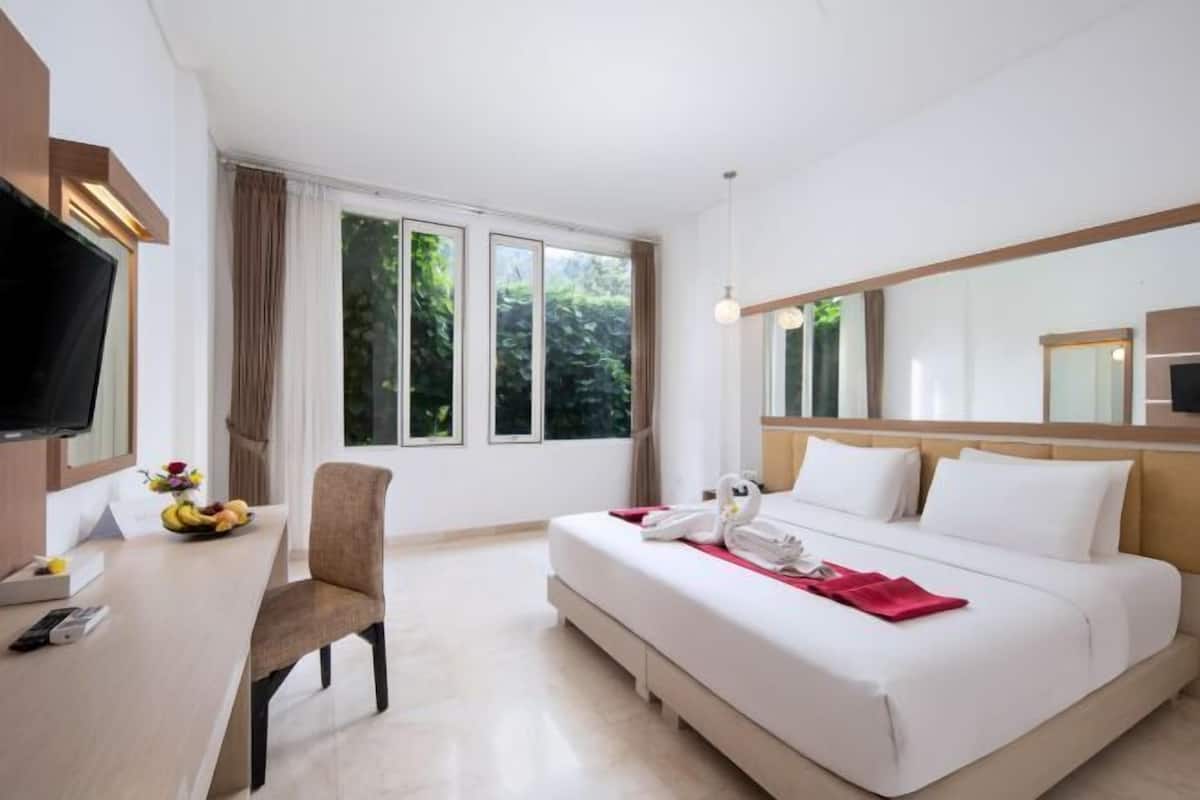Egyptian cotton sheets, premium bedding, minibar, in-room safe