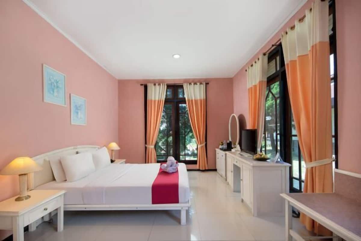 Egyptian cotton sheets, premium bedding, minibar, in-room safe