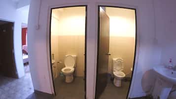 Asrama Umum Standar, asrama campuran | Kamar mandi | Pancuran hujan, kloset,  dan handuk