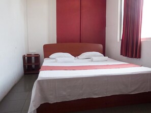 Basic Double Room, 1 Double or 2 Twin Beds | Free WiFi, bed sheets - Backpack Lanka - Central Colombo - Hostel (Colombo)