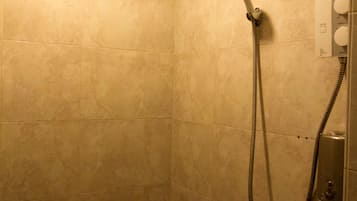 Hulu semburan mandi hujan, bidet, tuala disediakan