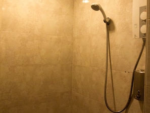 Rainfall showerhead, bidet, towels - Backpack Lanka - Central Colombo - Hostel (Colombo)