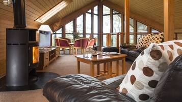 Cabin, 3 Bedrooms (Viken 8 sleeper) | Ruang tamu | TV, pemain DVD