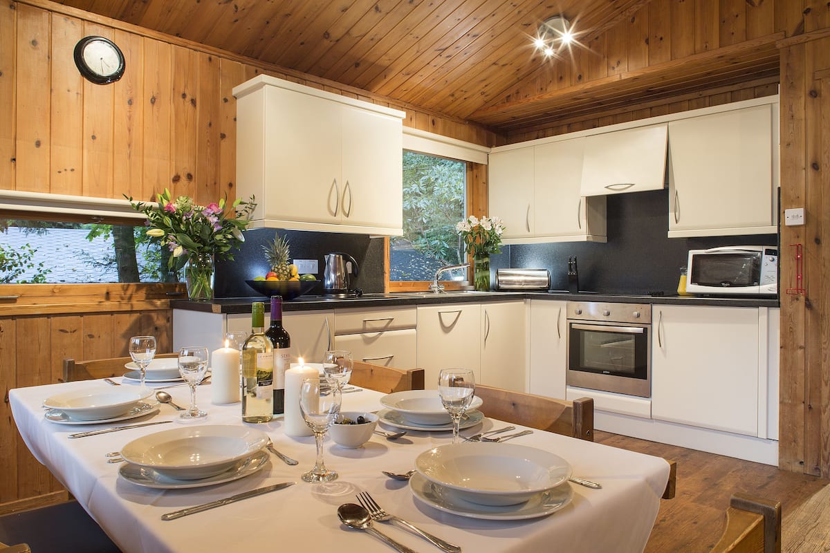 cabin, 3 bedrooms (windermere 6 sleeper) | in-room dining