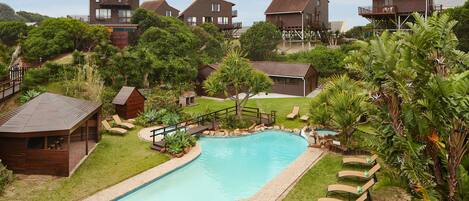 Alberca al aire libre y camastros