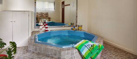室內 SPA 浴池