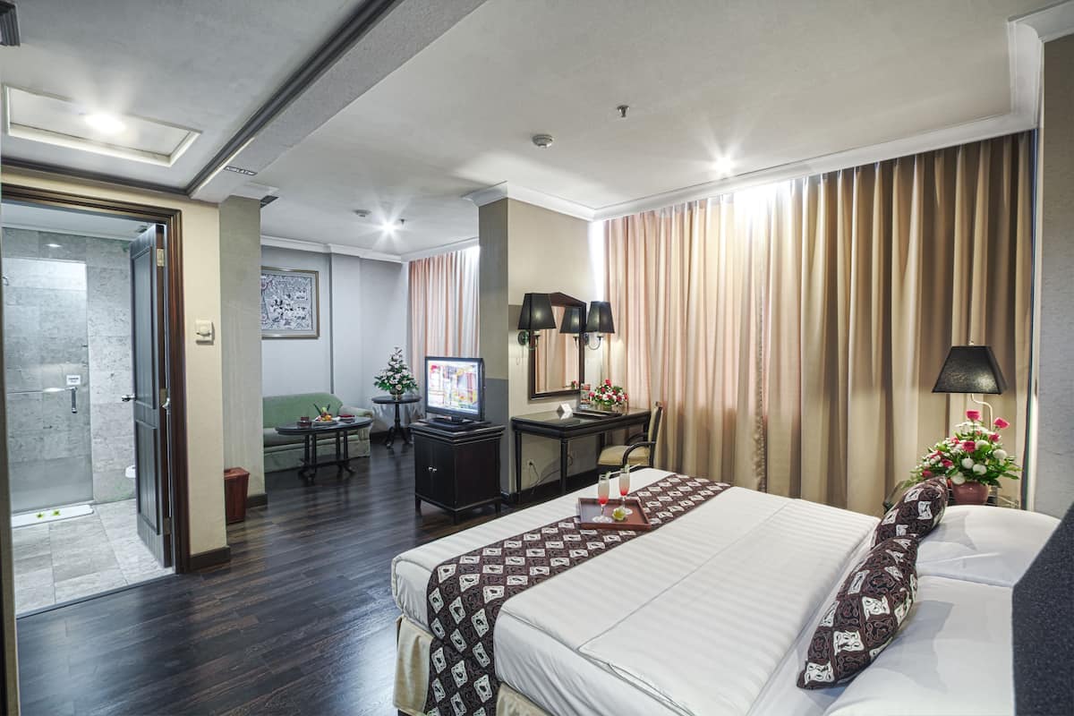 Premium bedding, minibar, desk, soundproofing