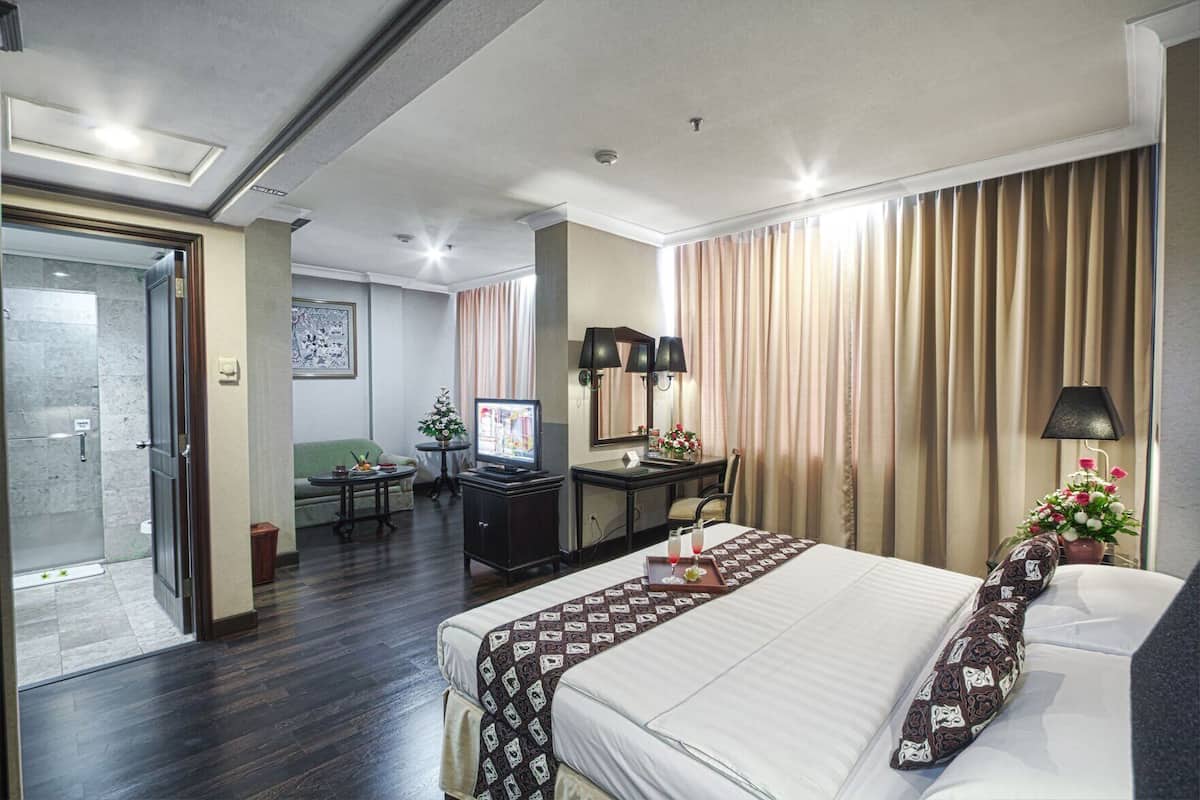 Roupas de cama premium, frigobar, escrivaninha, quartos à prova de som