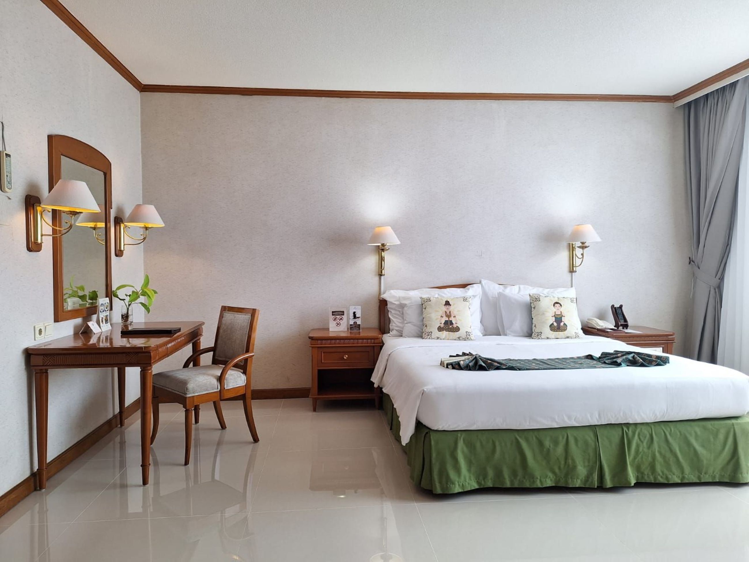 Deluxe Room | Premium bedding, minibar, desk, soundproofing