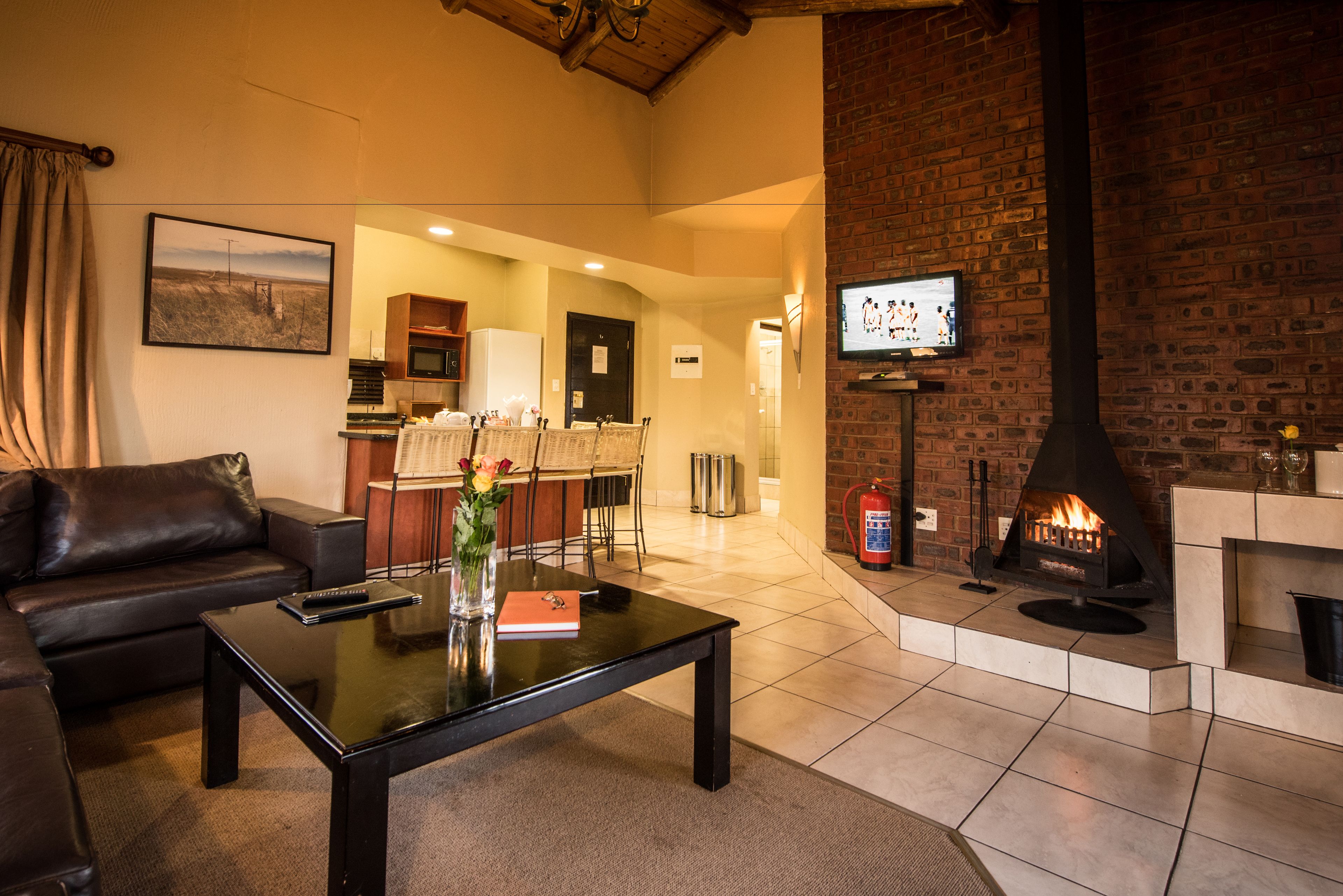 chalet, 3 bedrooms | living room | tv, fireplace