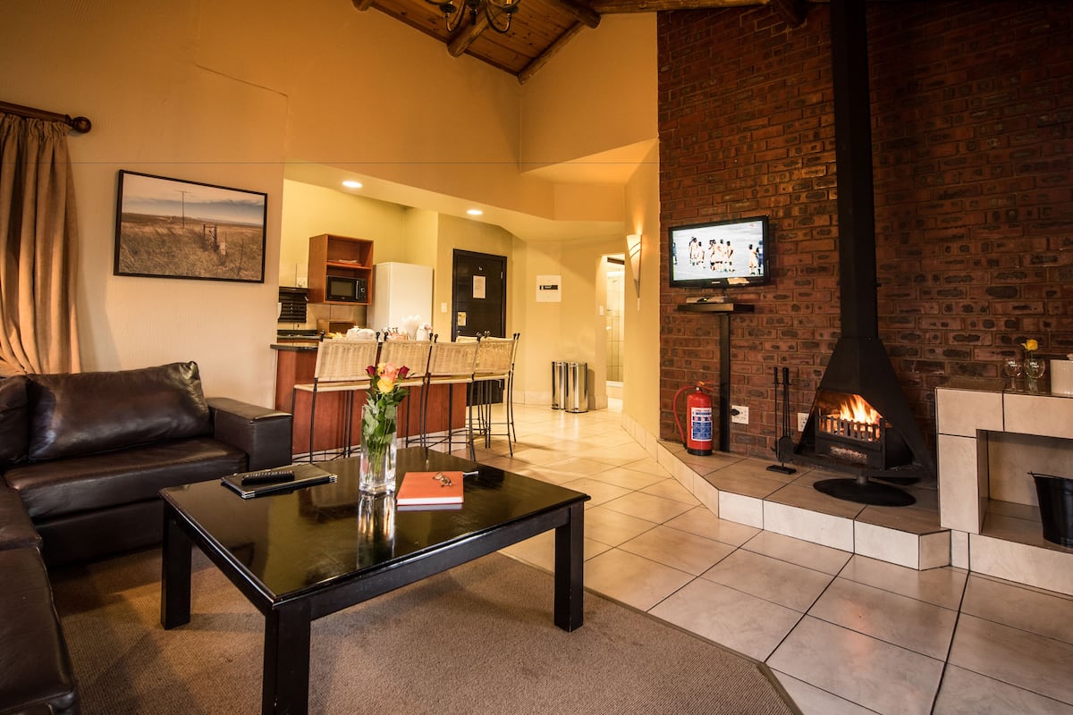 chalet, 3 bedrooms | living room | tv, fireplace