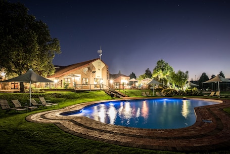 2 piscinas al aire libre, sombrillas, sillones reclinables de piscina