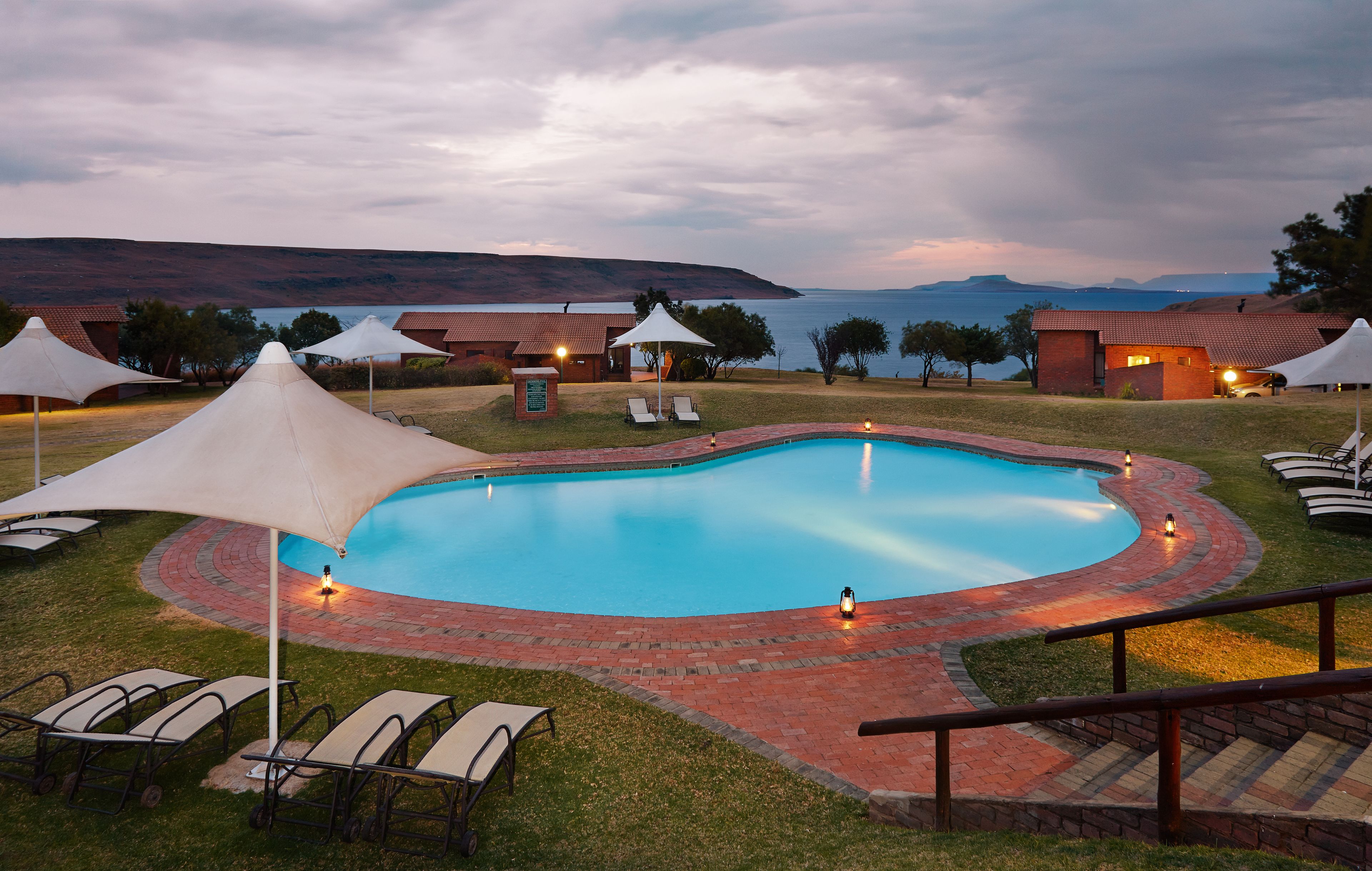 2 座室外游泳池，提供泳池遮陽傘和日光浴躺椅