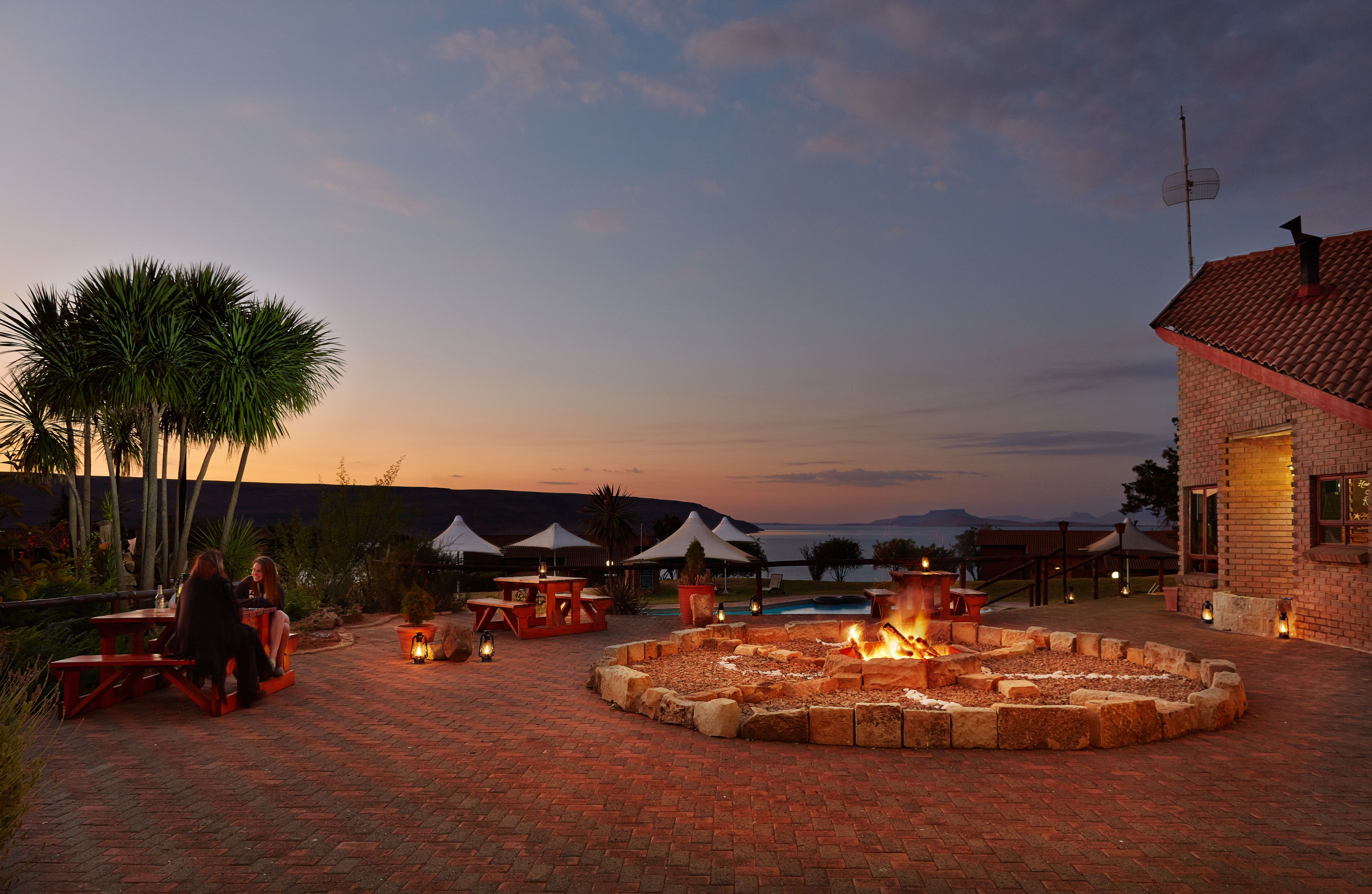 breakfast, lunch, dinner served; international cuisine