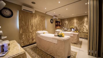 Espace de soins pour les couples, sauna, bain Ă remous, soins corporels