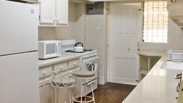 Refrigerador, microondas, placa de cocina, tetera/pava eléctrica