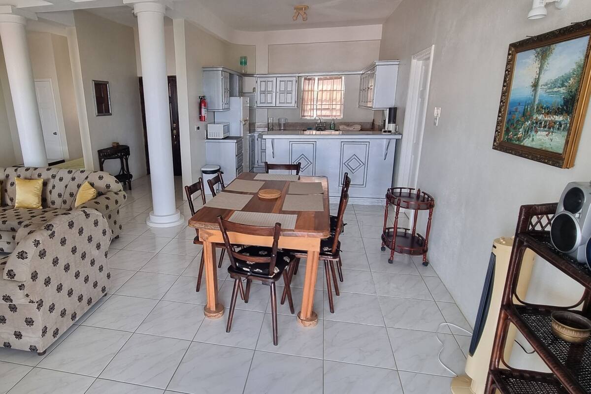 Villa 4 (2 Bedroom Villa with Roof Deck and Pool Access) | In-room dining