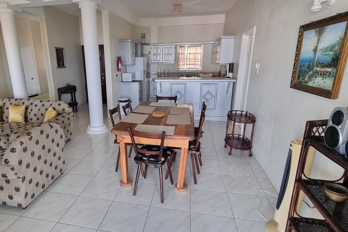 Villa 4 (2 Bedroom Villa with Roof Deck and Pool Access) | Restauration dans la chambre