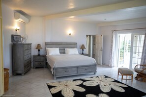 Villa 10 (3 Bedroom Villa with Roof Deck and Pool Access)  | Värdeförvaringsskåp på rummet, unika möbler och skrivbord