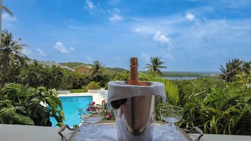 Villa 3 (2 Bedroom Villa with Pool Access) | Terraço/pátio