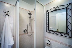 Douche, articles de toilette (gratuits), séchoir à cheveux, bidet