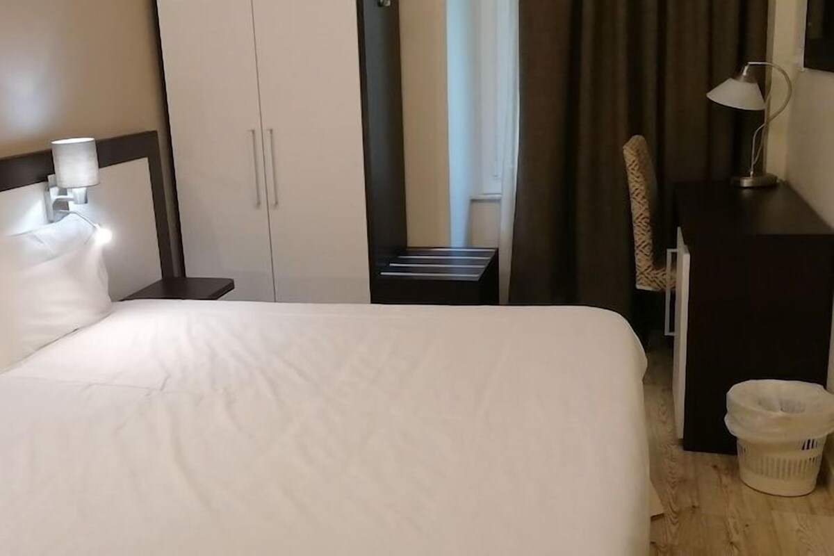 ألحفة محشوة بالريش وميني بار وخزنة داخل الغرفة ومكتب