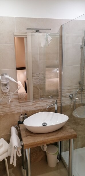 Buồng tắm vòi sen, đồ dùng nhà tắm miễn phí, máy sấy tóc 
