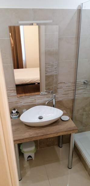 Kamar Quadruple Superior, 2 kamar tidur, gedung tambahan | Kamar mandi | Shower, perlengkapan mandi gratis, pengering rambut, dan kloset