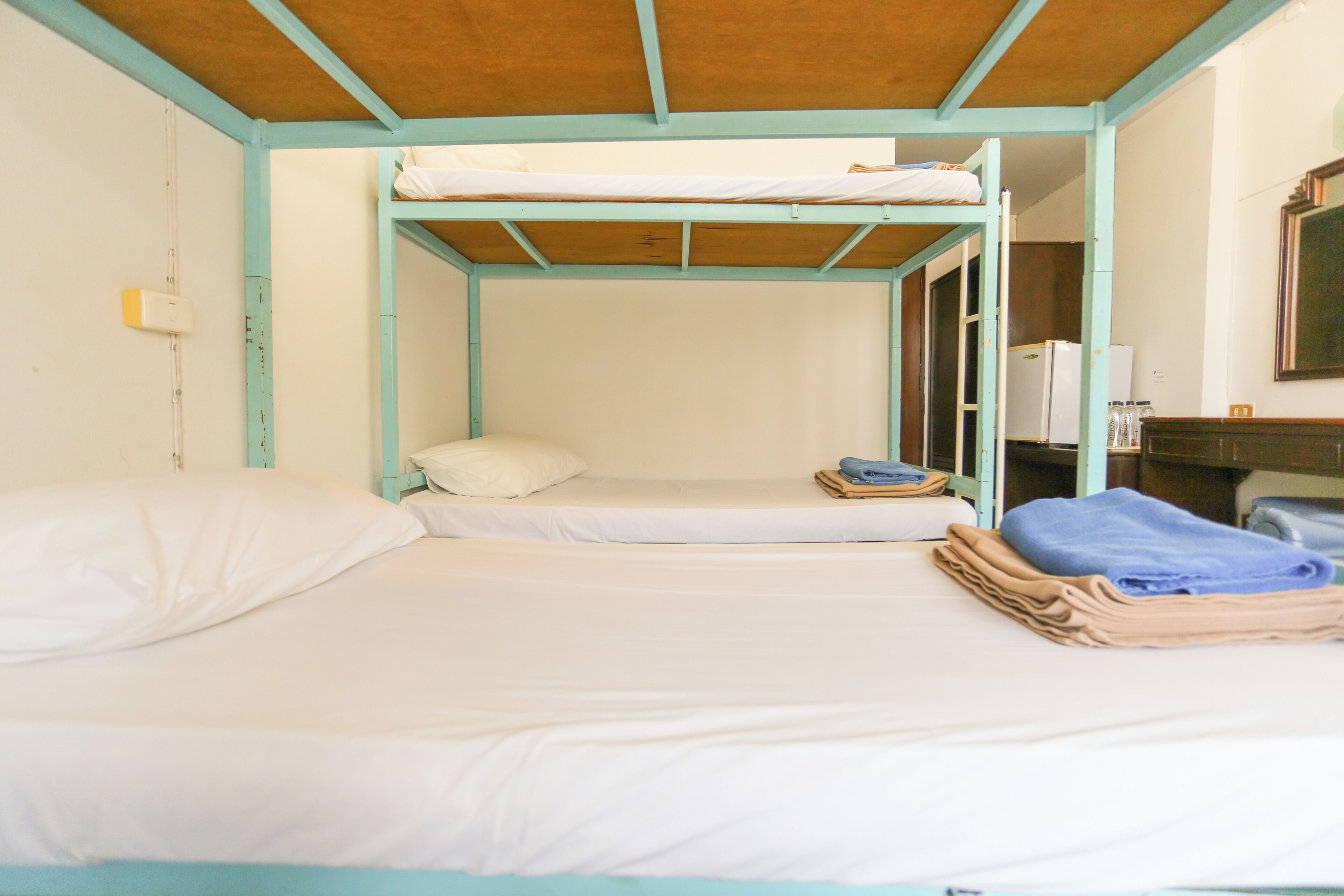 Dorm 4 Bunk Beds | Caja de seguridad en la habitación, escritorio y wifi gratis 