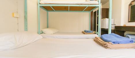 Dorm 4 Bunk Beds | Caja fuerte, escritorio, wifi gratis