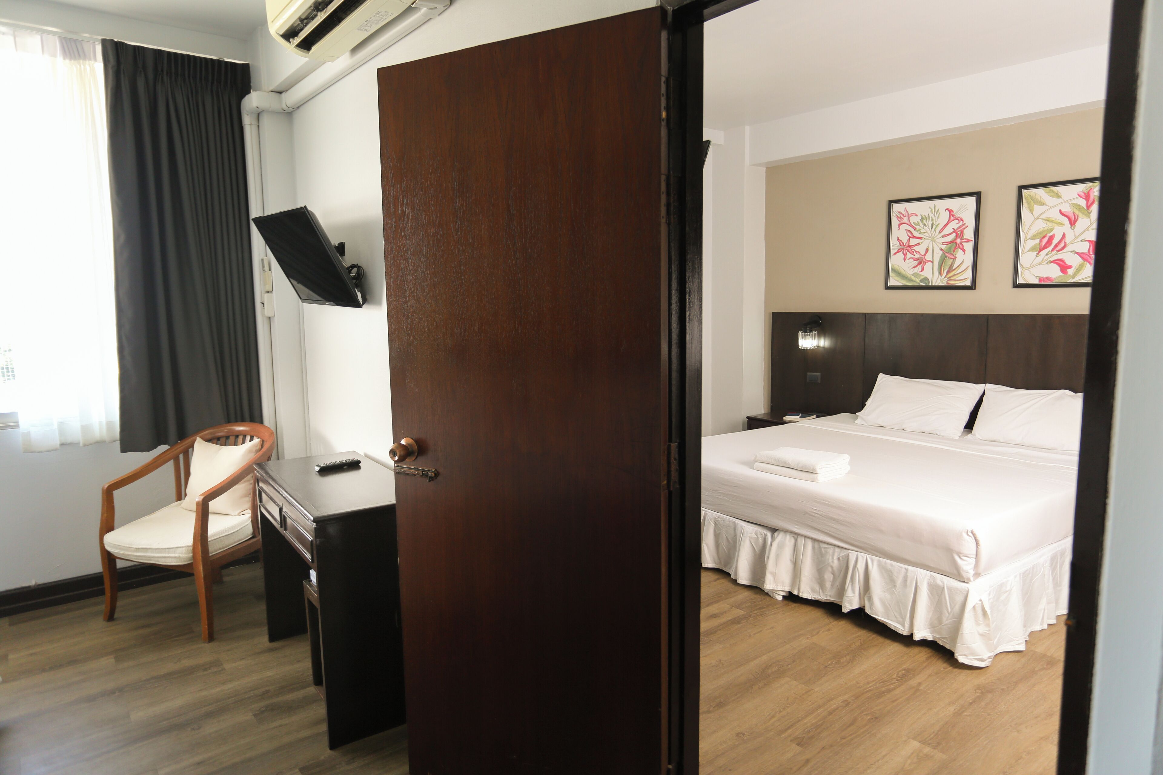 Standard Quadruple Room | In-room safe, desk, free WiFi