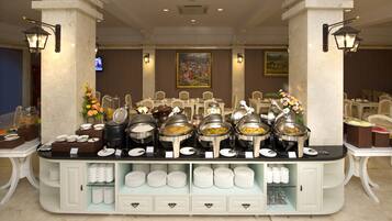 Daily full breakfast (IDR 130000 per person)