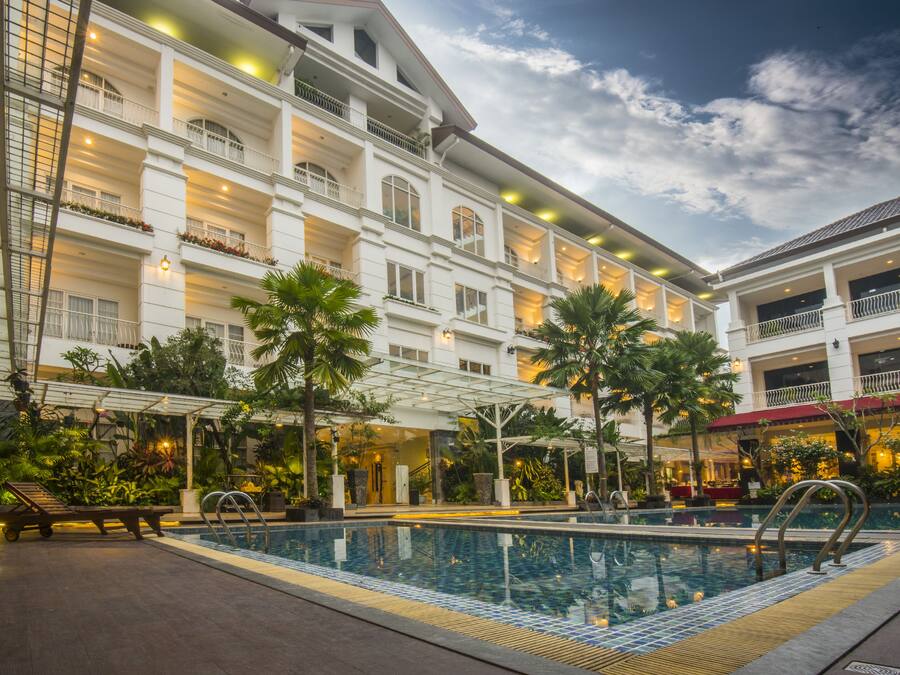Outdoor pool, pool umbrellas, sun loungers