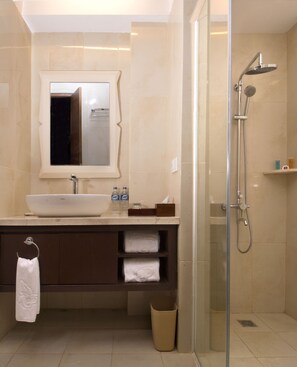 Douche, articles de toilette gratuits, sèche-cheveux, bidet
