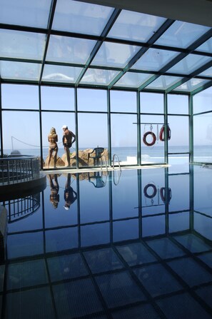 Sisäuima-allas, ulkouima-allas, aurinkovarjoja, aurinkotuoleja