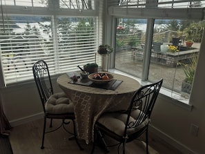 Deluxe studio suite, 1 kingsize bed, kitchenette (Hummingbird) | Badkamer | Een haardroger, badjassen, handdoeken, zeep