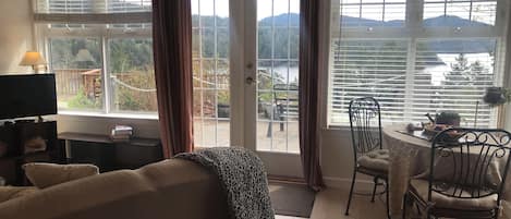 Deluxe Studio Suite, 1 King Bed, Kitchenette (Hummingbird Suite) | Living area | LED TV, streaming services