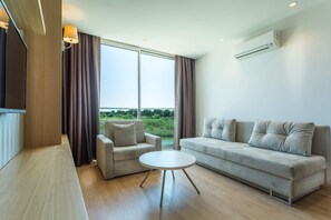 Habitación económica, en edificio contiguo (Room Only) | Área de sala de estar | Televisión LED 