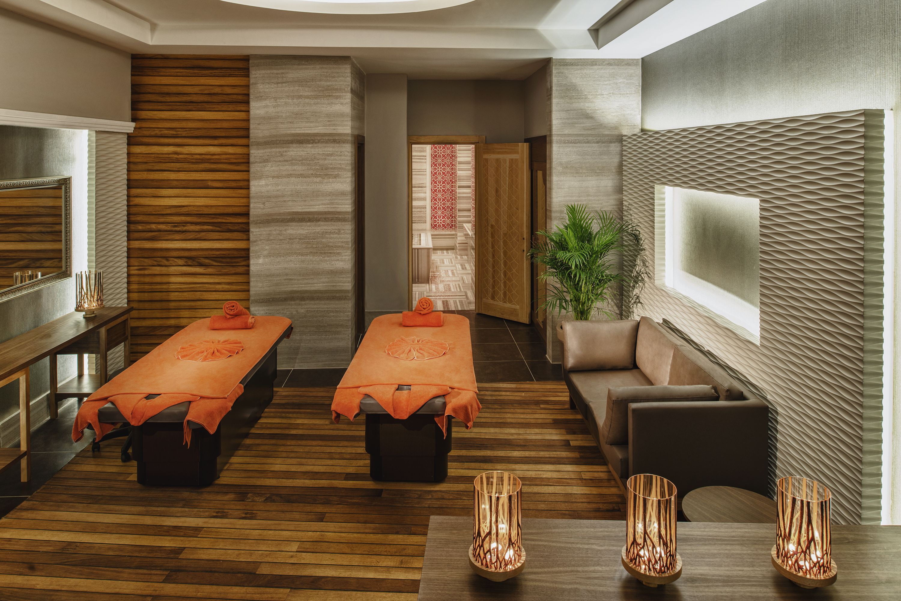 Salas de tratamiento para parejas, un sauna, una bañera de hidromasaje
