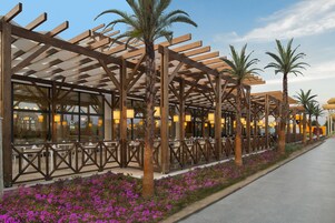 5 restaurants, breakfast, lunch, dinner served; international cuisine