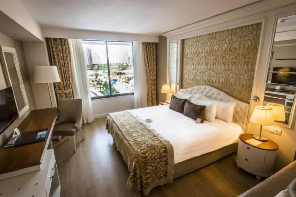 Premium bedding, minibar, in-room safe, desk